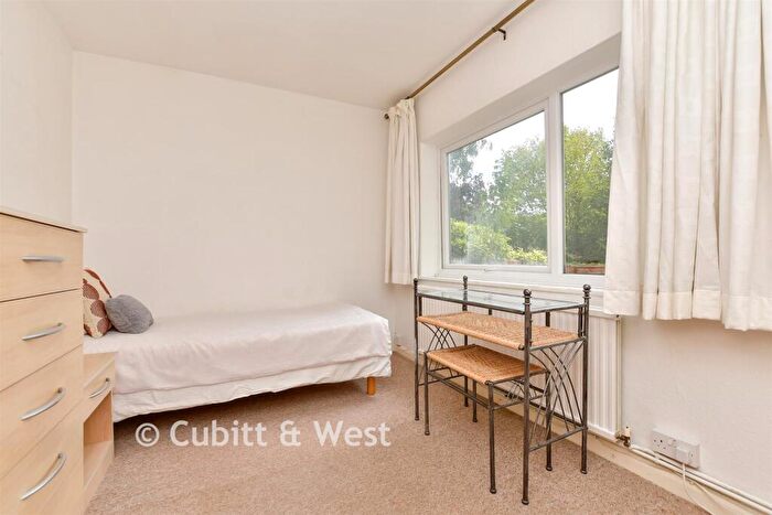 2 Bedroom Chalet For Sale In Laglands Close, Reigate, Surrey, RH2
