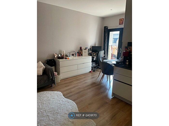 1 Bedroom Flat To Rent In Triangle Business Park, Stoke Mandeville, Aylesbury, HP22