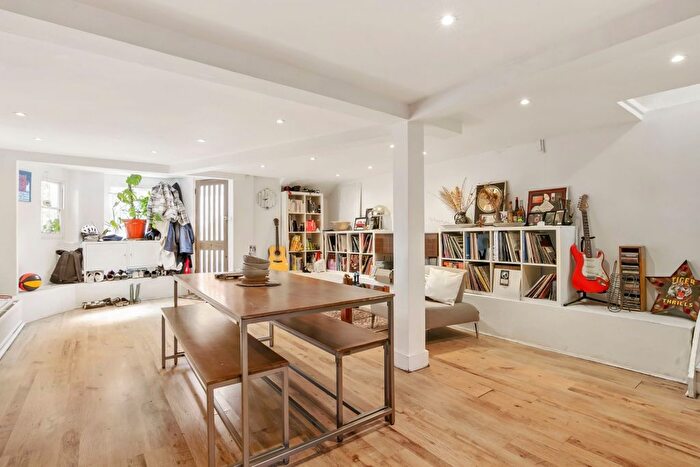 2 Bedroom Flat To Rent In Kyverdale Road, London, N16