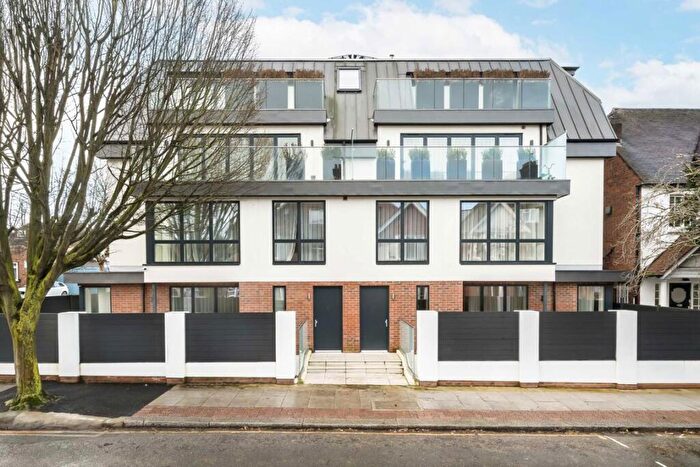 3 Bedroom Flat To Rent In Woodstock Road, Golders Green, NW11