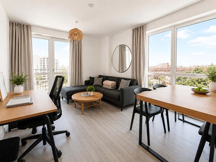 3 Bedroom Flat To Rent In Farine Avenue, Hayes, UB3