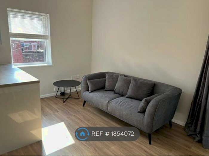 2 Bedroom Flat To Rent In Highbury Court, Leeds, LS6