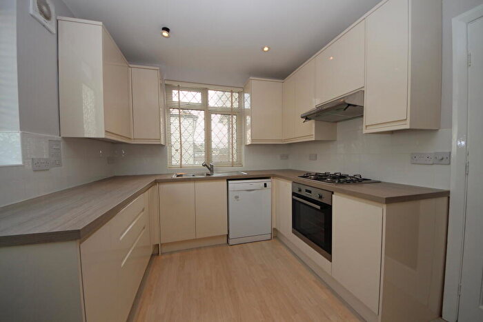 3 Bedroom Bungalow To Rent In The Warren - Worcester Park, KT4