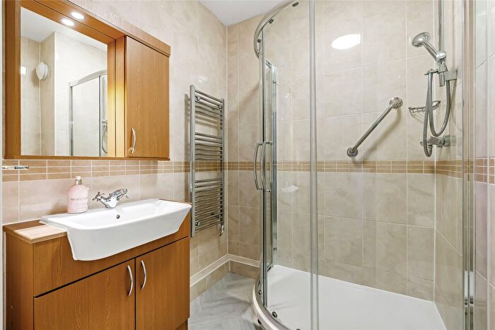 1 Bedroom Flat For Sale In Kingston Avenue, Leatherhead, Surrey, KT22