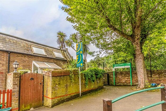 3 Bedroom Flat To Rent In Seaforth Crescent, Highbury, Islington, London, N5