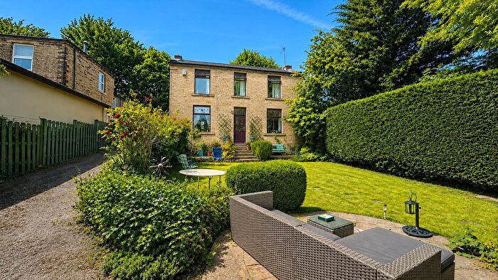 3 Bedroom Detached House For Sale In Bradford Road, Idle, BD10