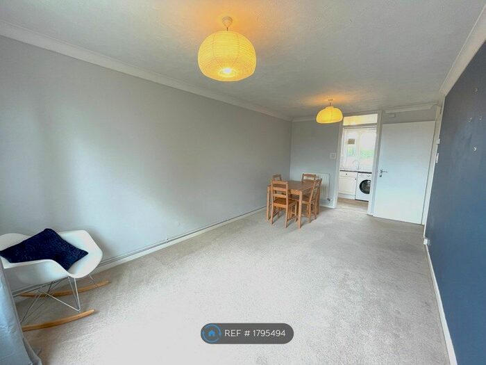 1 Bedroom Flat To Rent In Waverton Road, London, SW18