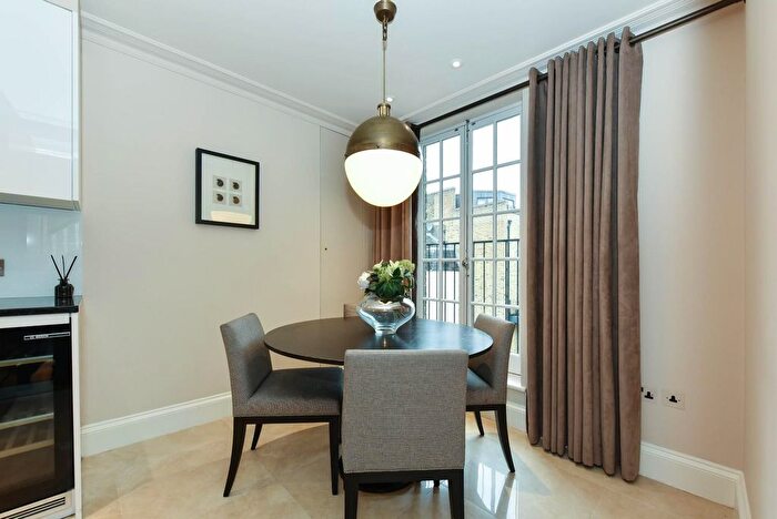 2 Bedroom Flat To Rent In Curzon Street, Mayfair, London, W1J