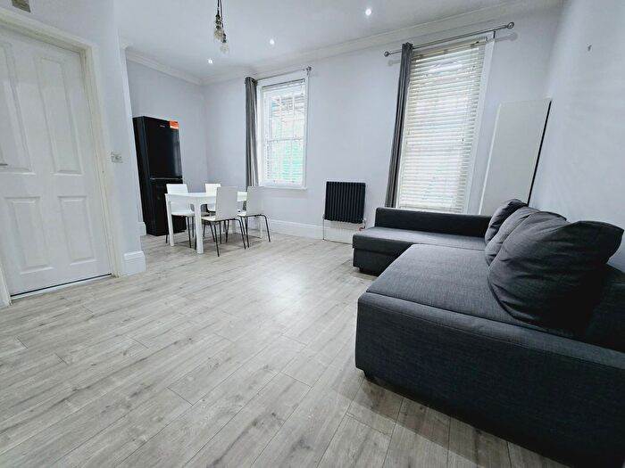 3 Bedroom Flat To Rent In St. Pauls Road, London, N1