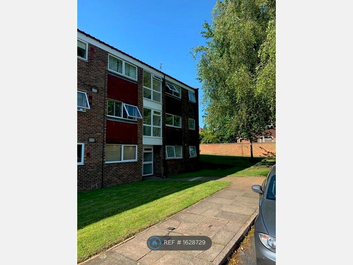 2 Bedroom Flat To Rent In Francis Close, Hitchin, SG4