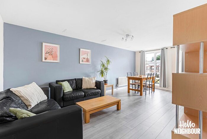 2 Bedroom Apartment To Rent In Dexter Close, St Albans, AL1