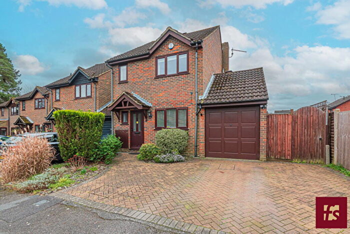 3 Bedroom Link Detached House For Sale In Horsham Road, Owlsmoor, Sandhurst, GU47