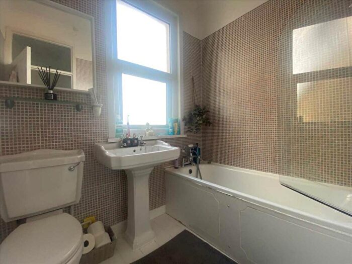 2 Bedroom Apartment To Rent In Leigh On Sea, SS9
