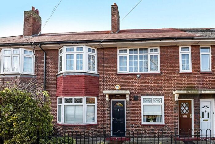 2 Bedroom Flat To Rent In Godley Road, London, SW18