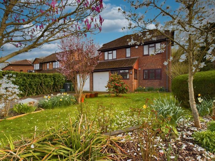 4 Bedroom Detached House For Sale In Beaurepaire Close, Bramley, RG26