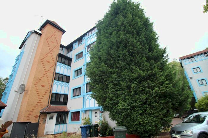 3 Bedroom Maisonette To Rent In Alnham Court, Newcastle Upon Tyne, NE3