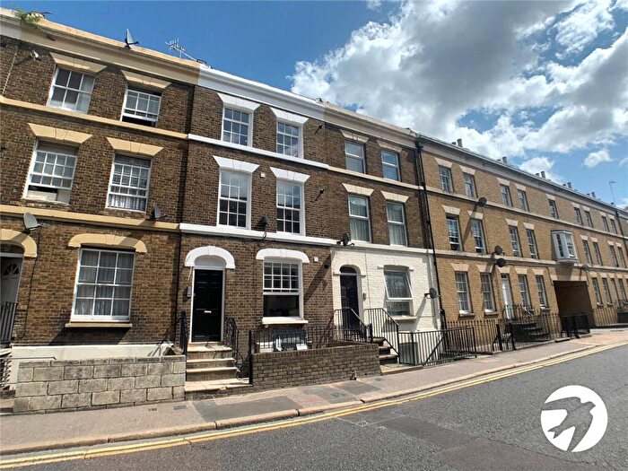 1 Bedroom Flat To Rent In High Street, Rochester, Kent, ME1