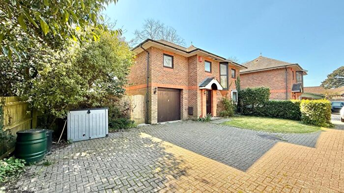 4 Bedroom Link Detached House For Sale In Marlborough Place, Lymington, SO41