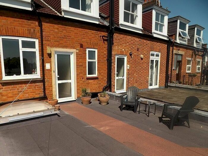 2 Bedroom Flat To Rent In Broad Street, Teddington, TW11