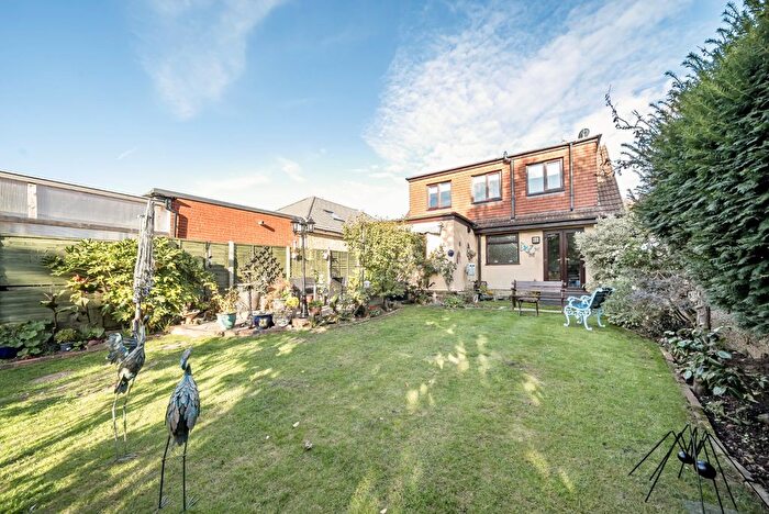 3 Bedroom Chalet For Sale In Lent Rise Road, Taplow, Buckinghamshire, SL6