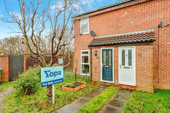 2 Bedroom End Of Terrace House For Sale In Woodstock Close, Horsham, RH12