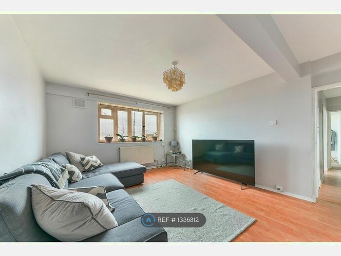 2 Bedroom Flat To Rent In Tilford House, London, SW2