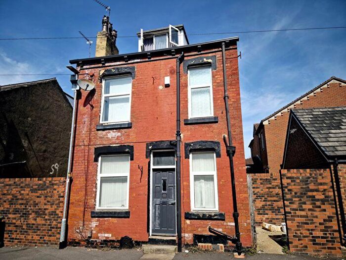 2 Bedroom Terraced House For Sale In Harold Mount, Leeds, LS6
