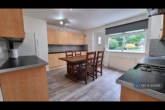 4 Bedroom Maisonette To Rent In Foxcroft Way, Leeds, LS6