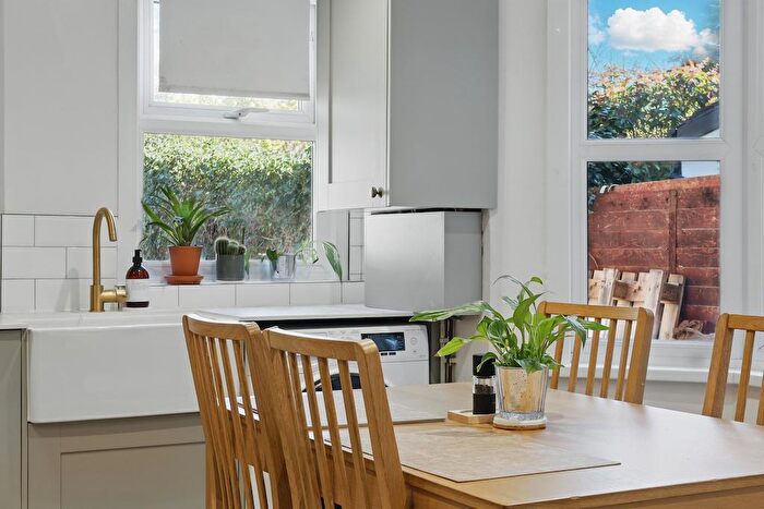 1 Bedroom Flat For Sale In Meadow Road, Loughton, IG10