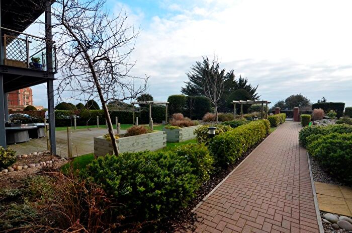 1 Bedroom Flat For Sale In Hamilton Gardens, Felixstowe, IP11