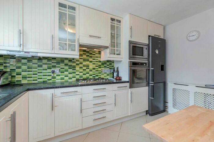 2 Bedroom Flat For Sale In Chatham Street, London, SE17