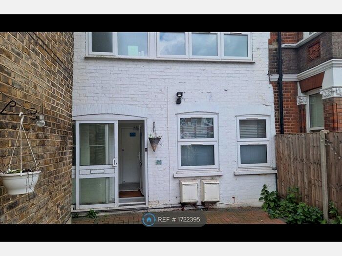 2 Bedroom Flat To Rent In Turners Hill, Cheshunt, Waltham Cross, EN8