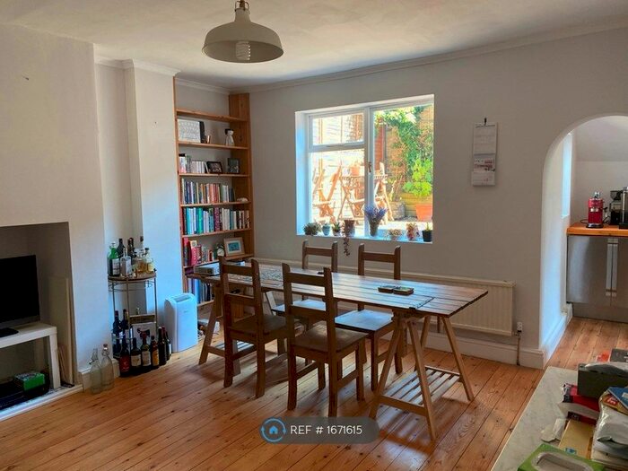 2 Bedroom Flat To Rent In Queens Road, London, SE14