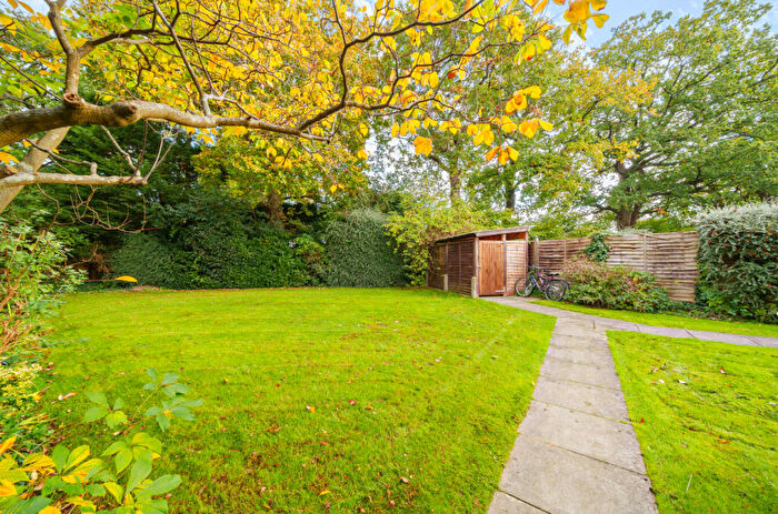 2 Bedroom Apartment For Sale In Thornton Close, Guildford, Surrey, GU2