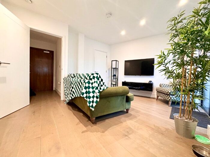 1 Bedroom Flat To Rent In Fox Lane, Palmer Green, N13