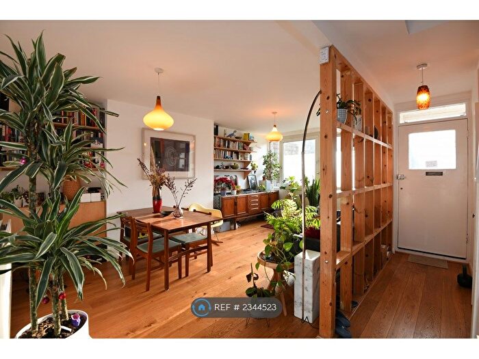 3 Bedroom Maisonette To Rent In Shrubland Road, London, E8