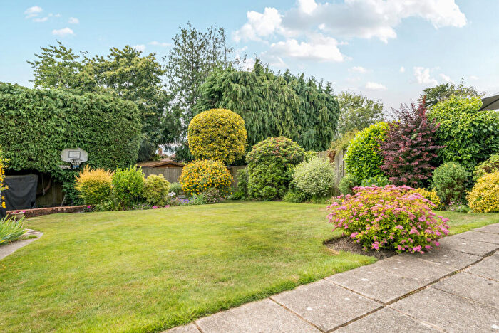 4 Bedroom Link Detached House For Sale In Treeside Drive, Farnham, GU9