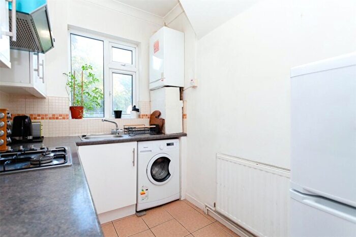 3 Bedroom Flat To Rent In Forest Road, Walthamstow, E17