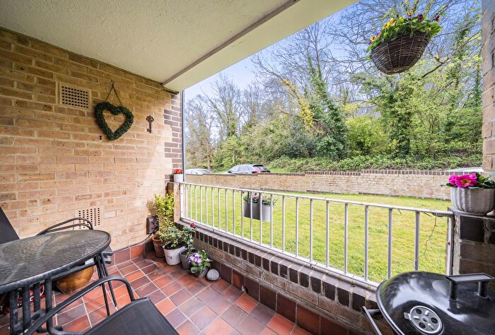 1 Bedroom Flat For Sale In Waterslade, Elm Road, Redhill, Surrey, RH1