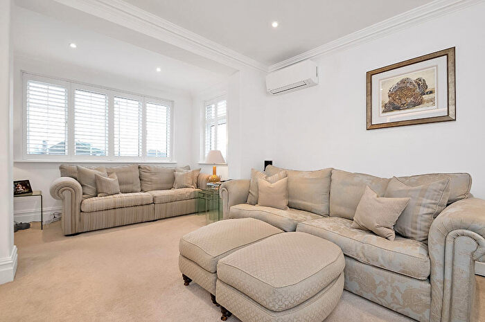 5 Bedroom Detached House For Sale In Cowplain, Hampshire, PO8