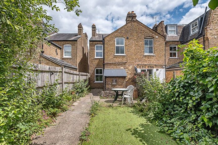 2 Bedroom Flat To Rent In Arlington Road, Teddington, TW11