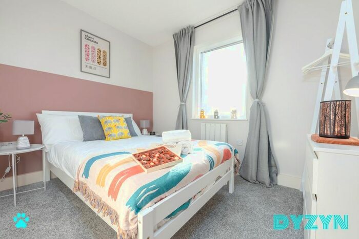 2 Bedroom Flat To Rent In Falcon Drive, Cardiff, CF10