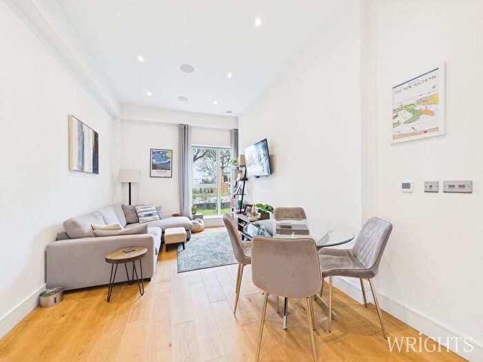 2 Bedroom Flat For Sale In Bridge Road East, Welwyn Garden City, AL7