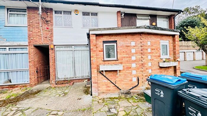 3 Bedroom Terraced House For Sale In Lawdons Gardens, Croydon, CR0