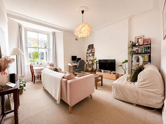 1 Bedroom Flat To Rent In Lyndhurst Way, Peckham, London, SE15