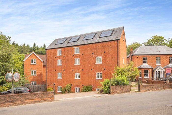 3 Bedroom Flat To Rent In The Street, Albury, GU5