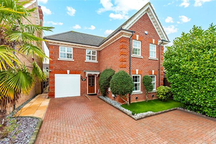 4 Bedroom Detached House For Sale In Caxton Way, Romford, RM1