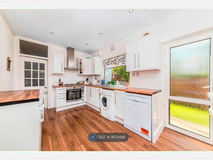 4 Bedroom Flat To Rent In Ravensbury Avenue, Morden, SM4