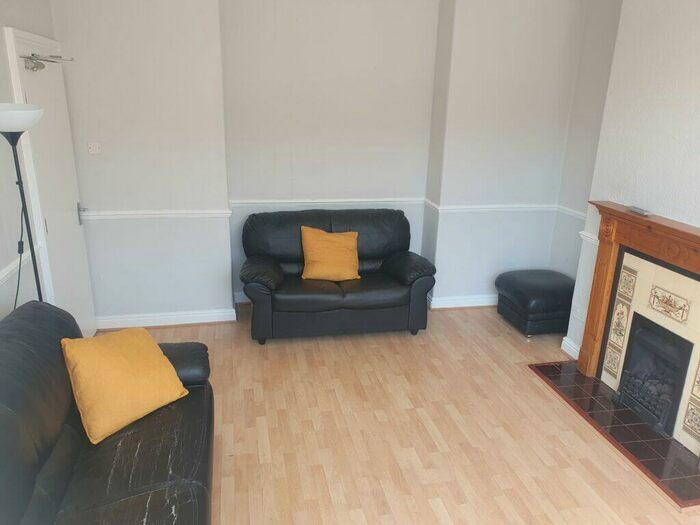 6 Bedroom Semi-Detached House To Rent In St Michaels Road, Headingley, Leeds, LS6