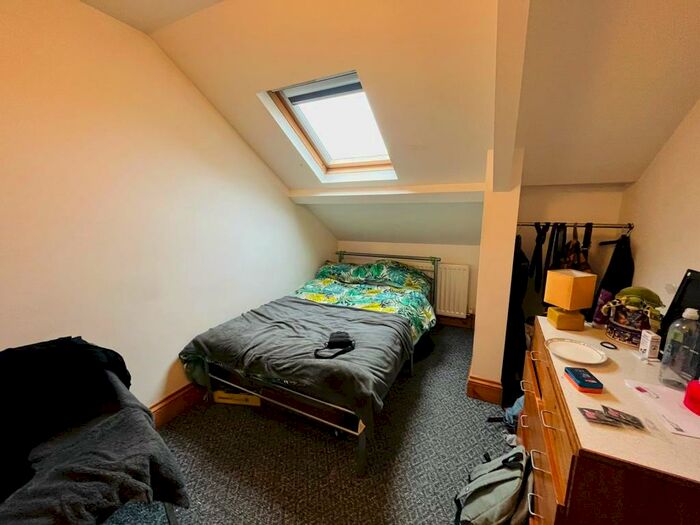 1 Bedroom Apartment To Rent In Napier Terrace, Tff, PL4